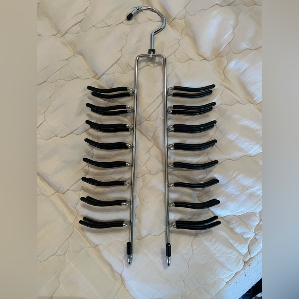 Tie holder can accommodate between 16-32 ties